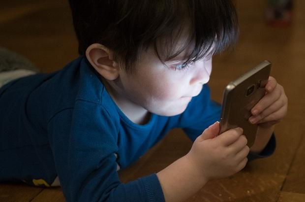 Evening Use of Light-emitting Devices is Harmful to Health Effects of light-emitting devices